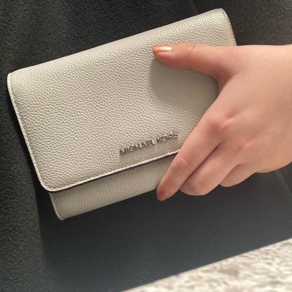 Michael Kors wallet on chain in pristine condition - Picture 3 of 6